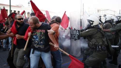 Προπύλαια: Επεισόδια ανάμεσα σε φοιτητές και Αστυνομία - Ξύλο και χημικά [Εικόνες - Βίντεο]