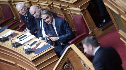 Live η μονομαχία Μητσοτάκη-Ανδρουλάκη στη Βουλή για την ακρίβεια