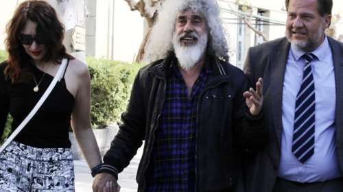 Αθώος ο Γιάννης Γιοκαρίνης: Έφυγε από το δικαστήριο αγκαλιά με τη σύζυγό του - "Ερωτική υπερχείλιση" [Βίντεο]