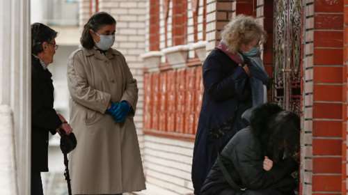 Εκκλησίες σε Αθήνα και Θεσσαλονίκη &quot;έσπασαν&quot; την απαγόρευση και άνοιξαν με &quot;πορτιέρη&quot;