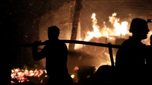 Ανεξέλεγκτα τα πύρινα μέτωπα στη Μάνδρα - Δραματική νύχτα σε Άνω Βλυχάδα και Μέγαρα [Εικόνες-Βίντεο]