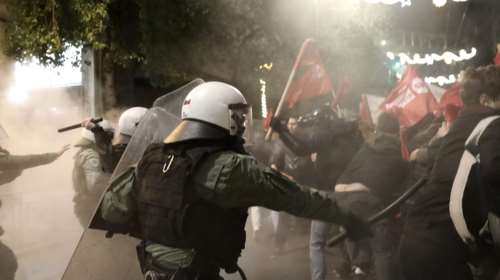 Επεισόδια στο κέντρο της Αθήνας: Μολότοφ και χημικά στην πορεία από αντιεξουσιαστές για τον θάνατο του 16χρονου