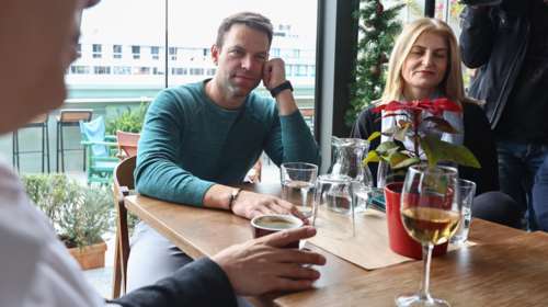 Ο Κασσελάκης καλεί τους βουλευτές του ΣΥΡΙΖΑ σε χαλαρό τριήμερο στις Σπέτσες- Αμηχανία στο κόμμα, ενόχληση της Ακρίτα