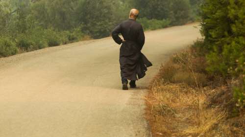 Βίλια: Ηγούμενος πυροβόλησε 45χρονο που είχε πάει να μονάσει γιατί του ζήτησε χρήματα για τα μεροκάματα που έκανε στη μονή