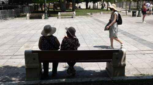 Καύσωνας &quot;Κλέων&quot;: Οι υψηλές θερμοκρασίες σε συνδυασμό με την υγρασία μας &quot;κόβουν την ανάσα&quot; - Ποιοι κινδυνεύουν