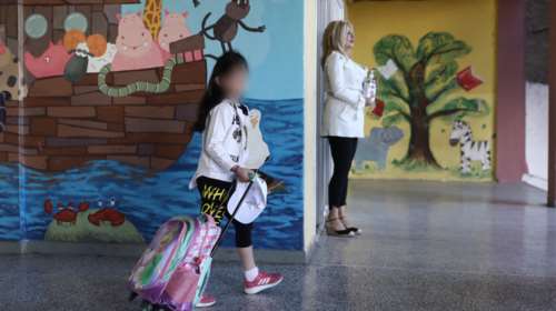 Άνοιγμα σχολείων - Κεραμέως: Γιατροί στις τάξεις, μέσος όρος 18 - 22 μαθητές στα αστικά κέντρα