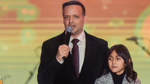 Η επίθεση των &quot;τρολ&quot; στον Χάρη Δούκα για το μελαχρινό κορίτσι στη γιορτή στο Σύνταγμα - Νόμιζαν ότι ήταν από την Παλαιστίνη