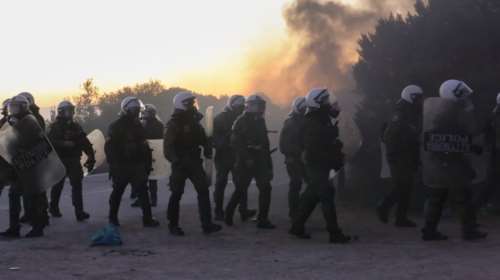 Νέα επεισόδια στη Λέσβο για τις κλειστές δομές - Επεσαν χημικά και κρότου λάμψης