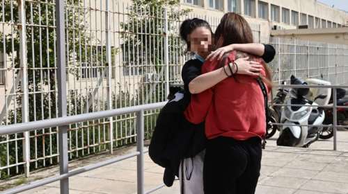 Κολωνός: Αποφυλακίστηκε η μητέρα της 12χρονης - Η μεγάλη κόρη της έπεσε στην αγκαλιά της μόλις την είδε [εικόνες]