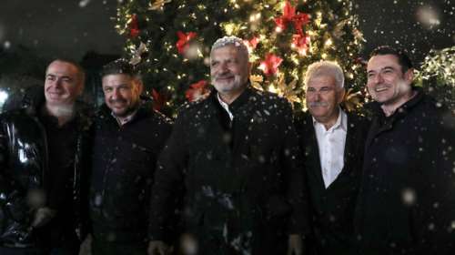 Ο Γιώργος Πατούλης στο χριστουγεννιάτικο δέντρο της Περιφέρειας - Τα αμήχανα χαμόγελα με τον διάδοχο Χαρδαλιά