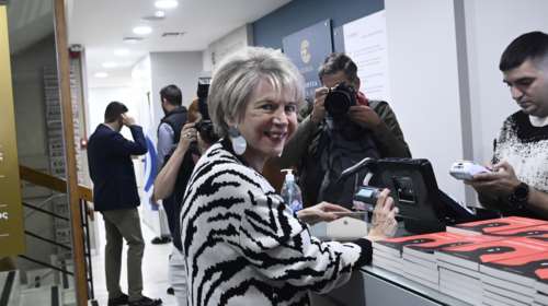 Η Ακρίτα τρολάρει τον Σκρέκα με τη &quot;Λάμψη&quot; του Φώσκολου: &quot;Μίλα Βίρνα επιτέλους - Τα λαμπάκια Γιάγκο Δράκο&quot;