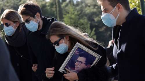 Το τελευταίο αντίο στον Σήφη Βαλυράκη - Ράγισαν καρδιές η σύζυγος και οι δύο γιοι του στην κηδεία [Εικόνες]