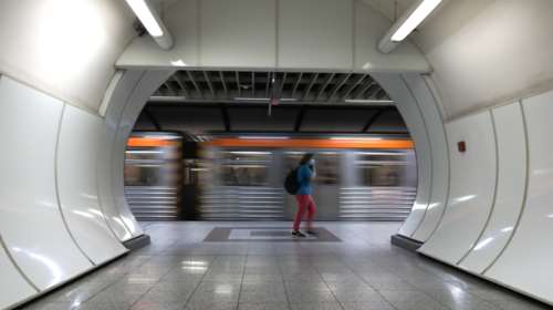 Τι ξεχνούν οι Αθηναίοι στο μετρό: Από κιθάρες και μασέλες μέχρι... πεθερές