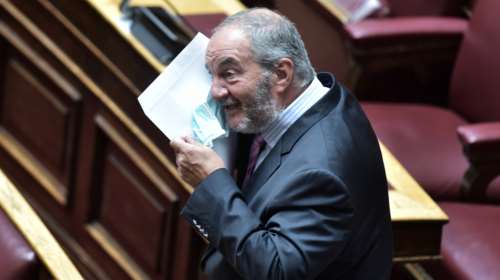 Αγνώριστος ο Κώστας Καραμανλής στη Βουλή- Αφησε μούσι και φορούσε μάσκα μέσα στην αίθουσα! [Εικόνες]