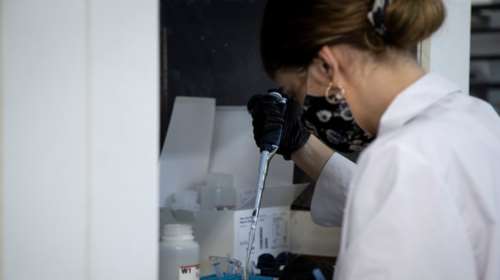 Viral η ανάρτηση καθηγητή Μοριακής Μικροβιολογίας: &quot;Φοιτητής που δεν έχει εμβολιαστεί έχει ήδη αποτύχει στο μάθημά μου&quot;