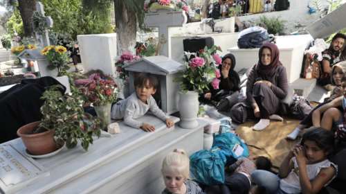 Η "νεκρόπολη" της Λέσβου: Ζωή στα νεκροταφεία με τα παιδιά πάνω σε τάφους - 10 συγκλονιστικές εικόνες