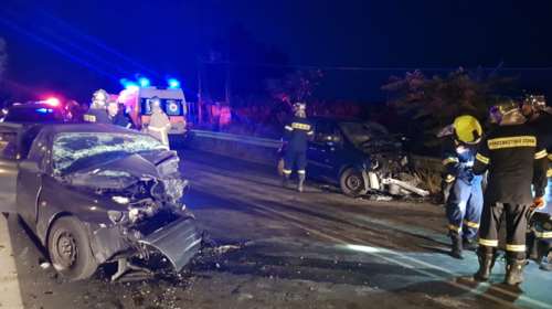 Τροχαίο στον Άγιο Στέφανο: Ένας νεκρός μετά από σφοδρή σύγκρουση δύο ΙΧ [Εικόνες]