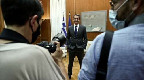 Καθησυχαστικός ο Μητσοτάκης σε δημοσιογράφους: &quot;Βεβαίως να πάτε διακοπές, ακόμα και στο Καστελόριζο&quot;