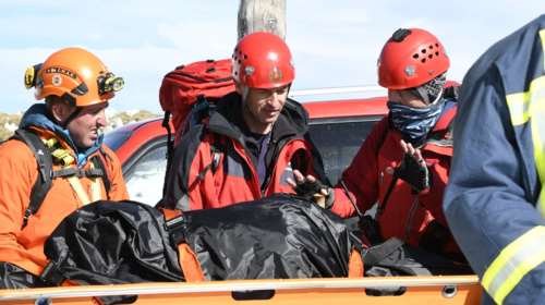 Συγκλονιστικές εικόνες: Πυροσβέστες κουβαλούν το άψυχο κορμί του 32χρονου πιλότου στα Ιωάννινα