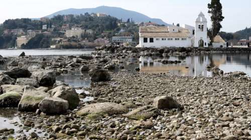 Κέρκυρα: Εικόνες αποκάλυψης - Η άμπωτη "ξεγύμνωσε" το Ποντικονήσι [εικόνες]