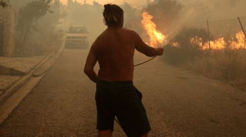 Φωτιά στην Πεντέλη - Έκτακτη ενημέρωση: 350 πυροσβέστες στη μάχη με τις φλόγες - Δεν υπάρχουν εγκλωβισμένοι κάτοικοι