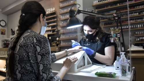 SMS στο 13033: Με ποιον κωδικό θα γίνεται η μετακίνηση για μανικιούρ πεντικιούρ