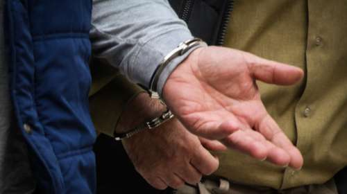 Στη τσιμπίδα της ΕΛ.ΑΣ σωφρονιστικός υπάλληλος και δημοτικός αστυνομικός για διακίνηση ναρκωτικών