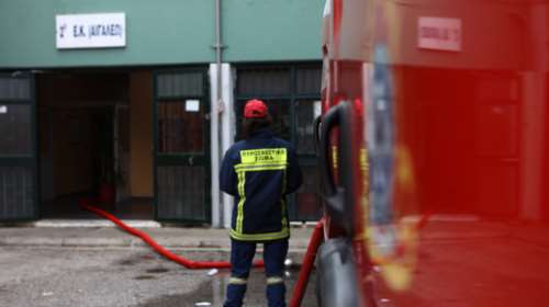 Συναγερμός στο Αιγάλεω: Στις φλόγες αποθήκη σχολικού συγκροτήματος - Απομακρύνθηκαν 150 μαθητές