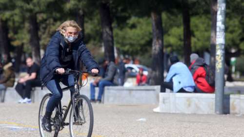 Κορονοϊός: Γεμάτη κόσμο η παραλία της Θεσσαλονίκης, παρά τα αυστηρά μέτρα