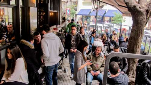 Ξεσπά ο δήμαρχος Λάρισας: Απαράδεκτος ο συνωστισμός στις καφετέριες - Θα γίνουμε Ιταλία