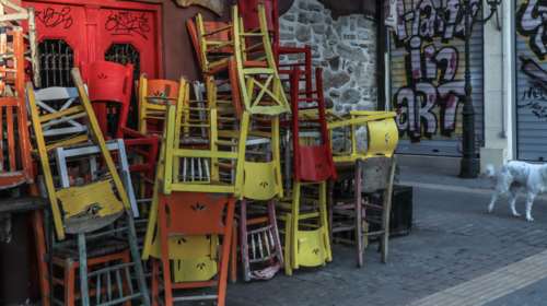 Η πανδημία των κορονοπάρτι ανοίγει θέμα εστίασης έξω: Επιφυλακτική η κυβέρνηση, διχασμένοι οι ειδικοί