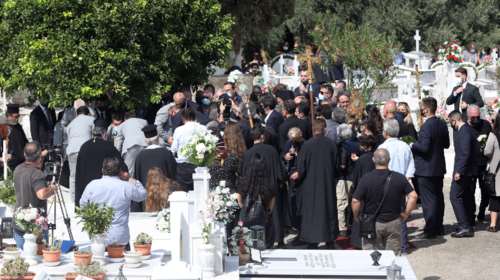 Στην αγκαλιά της Κρητικής γης ο Μίκης Θεοδωράκης- Τα τραγούδια πάνω από τον τάφο και το δάκρυ της Κατερίνας Σακελλαροπούλου