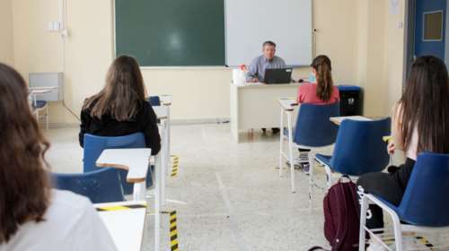 Κορονοϊός: Ρεκόρ κρουσμάτων – Σκέψεις για αναβολή έναρξης της σχολικής χρονιάς – Στο τραπέζι νέα τοπικά lockdown