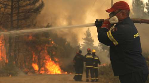 Φωτιά στην Εύβοια: Μαίνεται το μέτωπο στη Γαλατσώνα - Σταμάτησαν στη θάλασσα οι φλόγες στο Αγριοβότανο