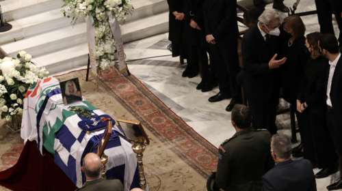Η Ελλάδα αποχαιρετά τη Φώφη Γεννηματά: Με χειροκροτήματα στη Μητρόπολη η σορός της