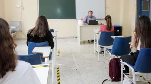 Άνοιγμα σχολείων - Οι 25 οδηγίες για μαθητές και γονείς: Πότε αρχίζουν τα μαθήματα, τι θα γίνει με μάσκες και απουσίες