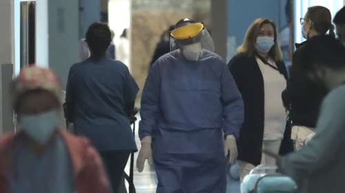 Ξεκινούν οι υποχρεωτικοί εμβολιασμοί: Πρώτα οι υγειονομικοί και τα γηροκομεία, ακολουθούν εκπαιδευτικοί και ένστολοι