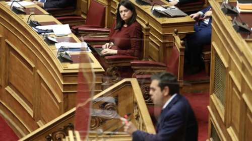 Σκληρή κόντρα Τσίπρα-Κεραμέως: &quot;Είστε ντίλερς των κολλεγίων&quot; - &quot;Θέλουμε τα παιδιά να έχουν προοπτική&quot;