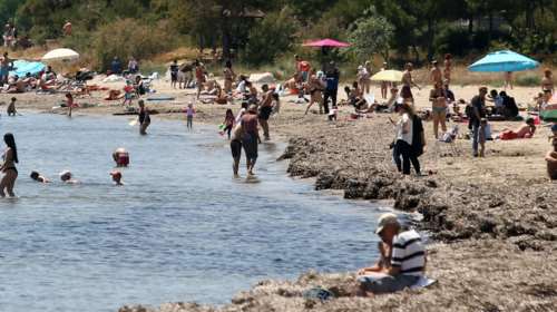 Καλοκαίρι 2020: Παραλίες χωρίς μουσική και αλκοόλ, ξαπλώστρες με ...μεζούρα και αντισηπτικό