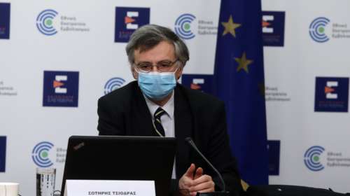 Επανεμφάνιση Σωτήρη Τσιόδρα: Χάρη στο εμβόλιο έχουμε αποφύγει 8.400 θανάτους από κορονοϊό στην Ελλάδα