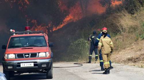 Φωτιά στην Αχαΐα: Μαίνεται η πυρκαγιά στη Δροσιά - Ειδοποίηση από το 112 για εκκένωση οικισμών