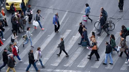 Μοναξιά, η άλλη πλευρά του δημογραφικού: Γιατί πολλοί που γεννήθηκαν μετά το 1980 κινδυνεύουν να γεράσουν μόνοι τους