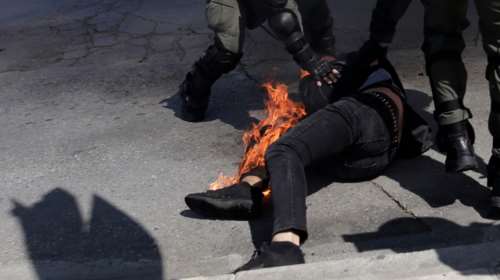 Απίστευτο: Αντεξουσιαστές στο πανεκπαιδευτικό, έριξαν μολότοφ σε διαδηλωτή- Τον έσωσαν οι αστυνομικοί [εικόνες-βίντεο]