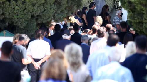 Δράμα: Απίστευτος συνωστισμός με 2.000 άτομα σε κηδεία ιερέα - Επί τόπου κλιμάκιο του ΕΟΔΥ