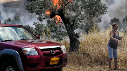 Νέο πύρινο μέτωπο στο Λουτράκι: Καίγεται δασική έκταση - Εκκενώθηκε κατασκήνωση με 40 παιδιά [Εικόνες-Βίντεο]