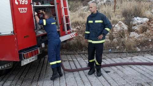 Φωτιά στο Πέραμα: Μία σύλληψη από την Πυροσβεστική - Ολονύχτια μάχη με τις φλόγες