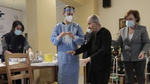 Εμβόλιο κορονοϊού: Ξεκινούν τα ραντεβού για τους 85αρηδες – Έρχονται οι πρώτες 10.000 δόσεις της Moderna