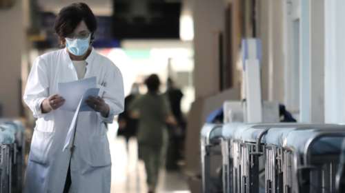 Eφιαλτικό σενάριο για την πορεία του κορονοϊού τον Σεπτέμβριο - Αυξήθηκαν κατά 25% οι εισαγωγές στα νοσοκομεία