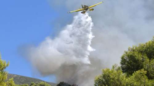 Φωτιά στην Πάτρα: Σηκώθηκαν με το πρώτο φως της ημέρας τα εναέρια μέσα - Ολονύχτια μάχη για να μην κινδυνεύσουν σπίτια [εικόνες]
