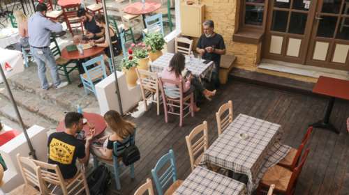 Εστιατόρια δύο ταχυτήτων: Μόνο για εμβολιασμένους και χωρίς μάσκες- Μεικτοί χώροι με τεστ και αποστάσεις